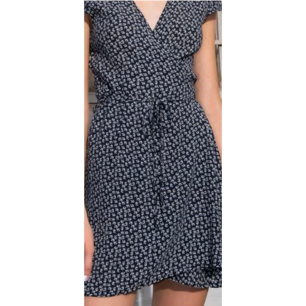 Brandy Melville Blue Robbie Wrap Dress Navy Blue Floral Italy Lightweight Sz M - Picture 2 of 6